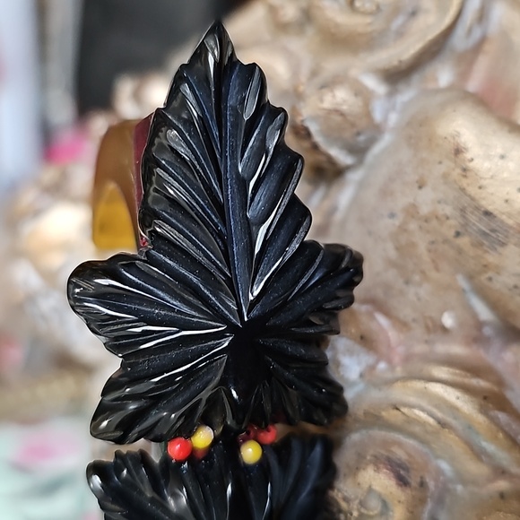 Bakelite Leaf Cuff - Picture 3 of 6